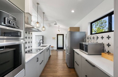 Old Fort House | Modern Mountain Retreat, Firepit, Grill and Fireplace