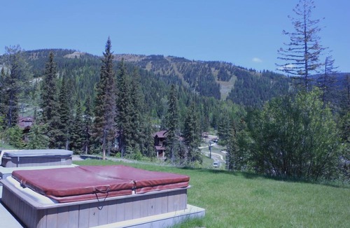 Whitefish House | Modern Mountain Ski-In/Ski-Out Townhome