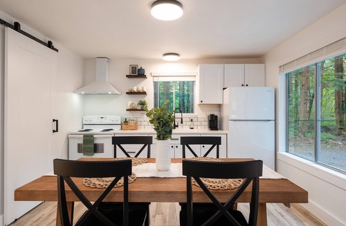 Peaceful Valley Cabin | Modern Mt. Baker Cabin With NEW Private Hot Tub