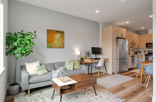 Atlantic Apartment | Modern Mt. Rainier Rooftop 7 min to World Cup