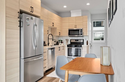 Atlantic Apartment | Modern Mt. Rainier Rooftop 7 min to World Cup