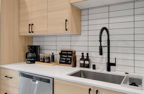 Atlantic Apartment | Modern Mt. Rainier Rooftop 7 min to World Cup