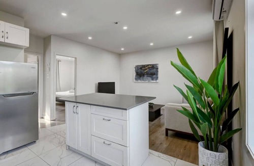 Cote-Des-Neiges—Notre-Dame-De-Grace Apartment | Modern MTL Getaway– A Sleek NDG Escape