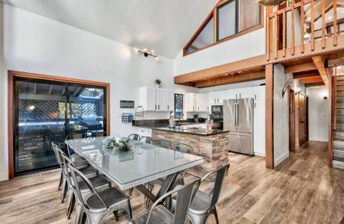 Kingswood Estates House | Modern Mtn Cabin Lake, Trails, Dining Sleeps 12