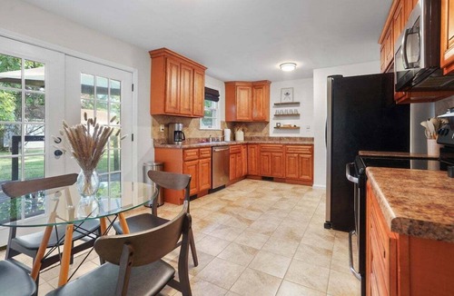 Glencliff House | Modern Musical 3329-Pet Friendly-Sleeps 7