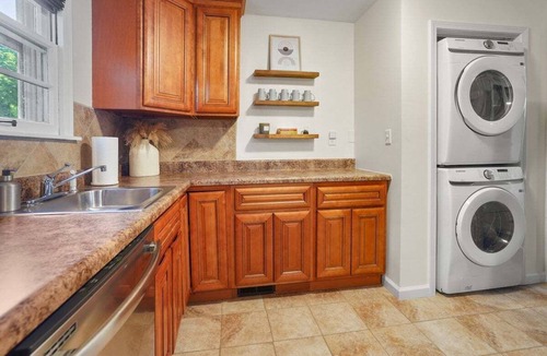 Glencliff House | Modern Musical 3329-Pet Friendly-Sleeps 7