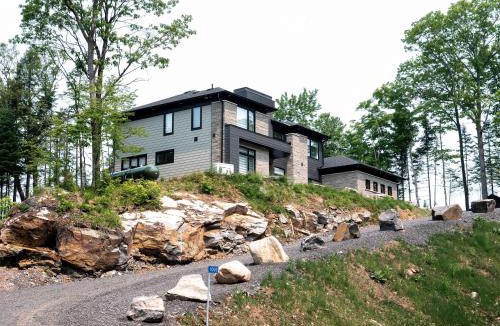 Dwight House | Modern Muskoka Cottage with Lake Views