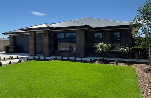 Nagambie House | Modern Nagambie getaway