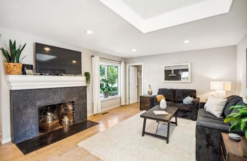 Napa House | Modern Napa 3BD Wine Country Escape with Pool and Spa