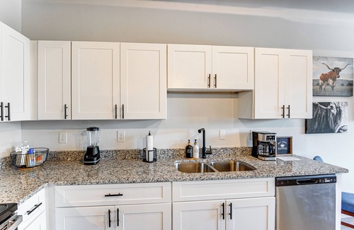 Nashville Condo | Modern Nashville Condo: 5 Mi to Downtown!