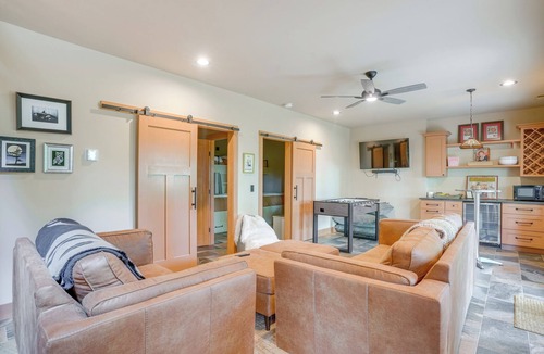 Nellysford Cabin | Modern Nellysford Getaway w/View: Deck & Fire Pit