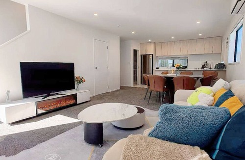 Trentham House | Modern & New 3 Beds 6 Guests