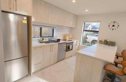 Trentham House | Modern & New 3 Beds 6 Guests