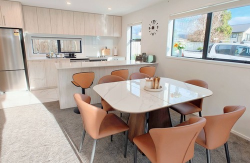 Trentham House | Modern & New 3 Beds 6 Guests