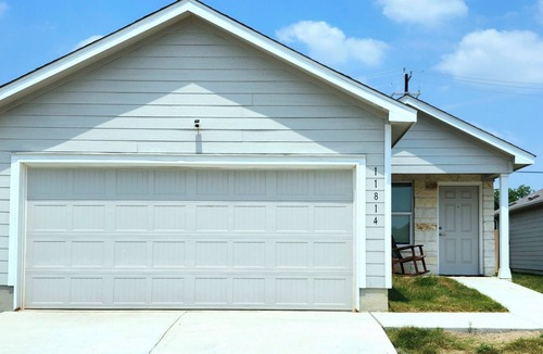 Southside House | Modern New Build Near Toyota, Amazon & Lackland AFB - Ideal for Long Stays