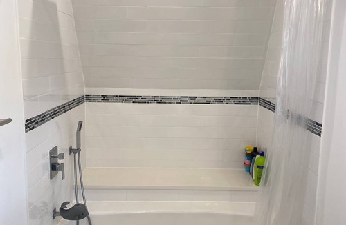 Manorhaven House | Modern, new, convenient 4 bed