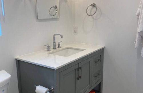 Manorhaven House | Modern, new, convenient 4 bed