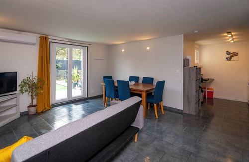Laroque-des-Alberes Apartment | Modern, New, Stylish, 3 Bed, 2 Bath, Self Catering Gite. Private Garden & Pool!