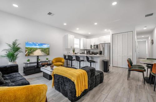 Westgate House | Modern New Home, Prime West Palm Beach Location