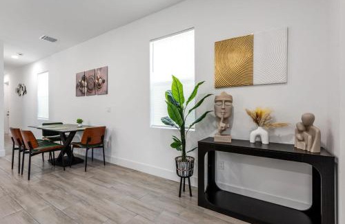 Westgate House | Modern New Home, Prime West Palm Beach Location