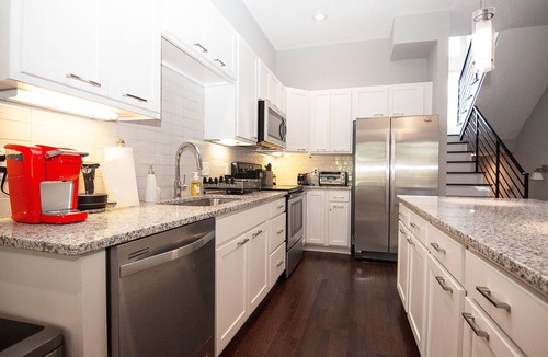 Chestnut Hill House | Modern NEW Luxury Townhouse - 1 mile to Downtown & Broadway