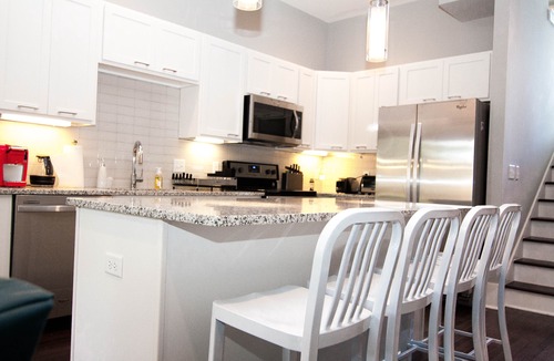 Chestnut Hill House | Modern NEW Luxury Townhouse - 1 mile to Downtown & Broadway