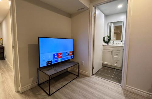 L'Amoreaux Bed & Breakfast | Modern Newly-Renovated Suite Free Parking