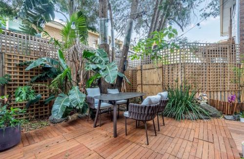 Glen Iris House | Modern Nomads Charming Glen Iris 2BR Hideaway with Driveway