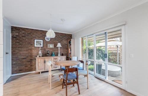 Glen Iris House | Modern Nomads Charming Glen Iris 2BR Hideaway with Driveway