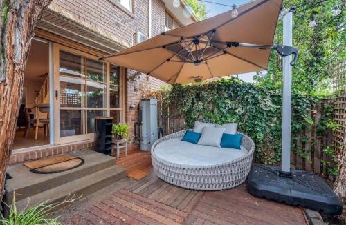 Glen Iris House | Modern Nomads Charming Glen Iris 2BR Hideaway with Driveway