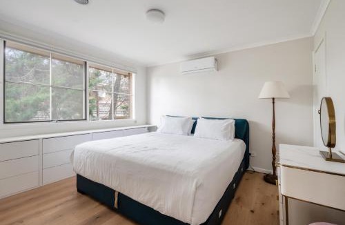 Glen Iris House | Modern Nomads Charming Glen Iris 2BR Hideaway with Driveway