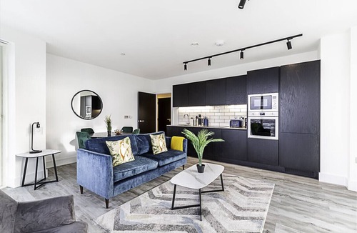 East Acton Apartment | Modern North Acton Flat with City View