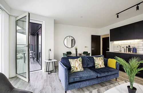 East Acton Apartment | Modern North Acton Flat with City View