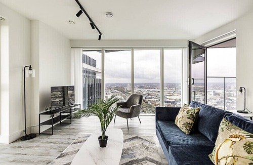 East Acton Apartment | Modern North Acton Flat with City View