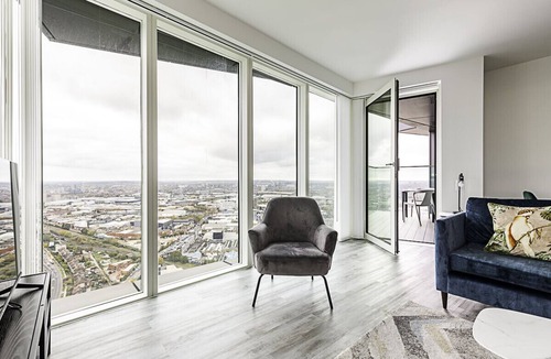 East Acton Apartment | Modern North Acton Flat with City View