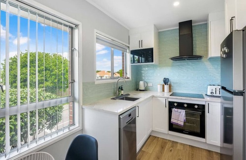 Sandringham Apartment | Modern Central Abode with Aircon and Parking