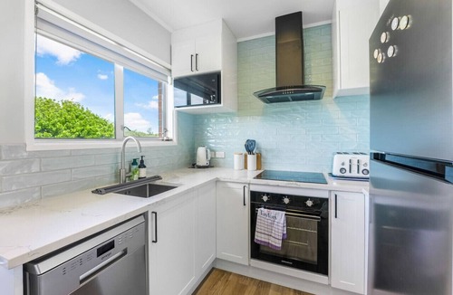 Sandringham Apartment | Modern Central Abode with Aircon and Parking