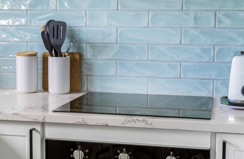 Sandringham Apartment | Modern Central Abode with Aircon and Parking