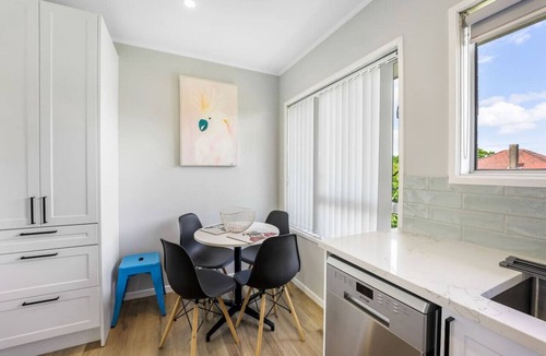 Sandringham Apartment | Modern Central Abode with Aircon and Parking
