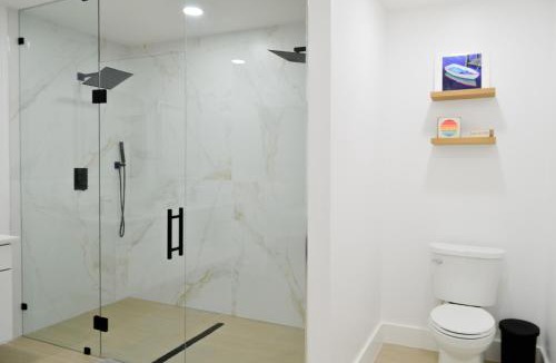 Pinewood Park House | Modern Oasis 3 bedroom 1 bathroom