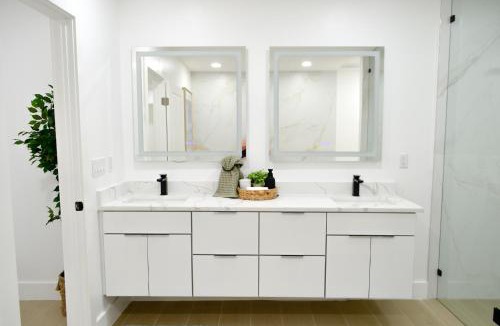 Pinewood Park House | Modern Oasis 3 bedroom 1 bathroom