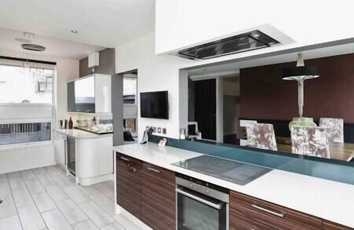 Ridgeway House | Modern Oasis: 4 Bed Retreat