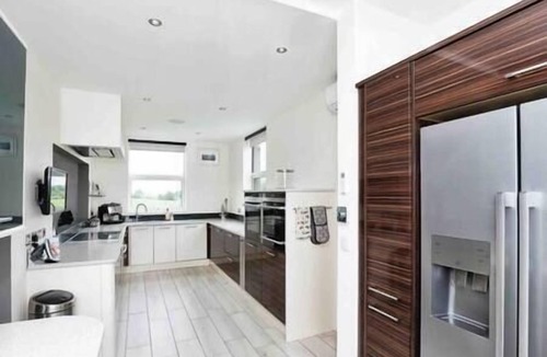 Ridgeway House | Modern Oasis: 4 Bed Retreat