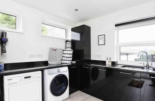 Ridgeway House | Modern Oasis: 4 Bed Retreat