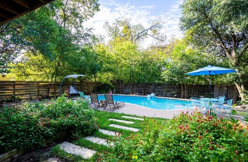 Windsor Park House | Modern Oasis Heated Pool BBQ, EV & Fast WiFi