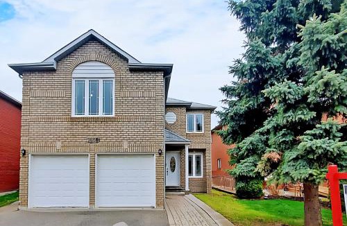 East Credit House | Modern Oasis Mississauga - Near Airport