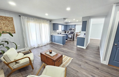 Gurnee House | Modern Oasis Near Six Flags & Naval Base!