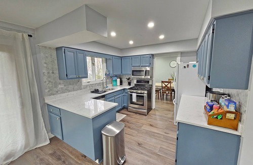 Gurnee House | Modern Oasis Near Six Flags & Naval Base!