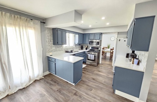 Gurnee House | Modern Oasis Near Six Flags & Naval Base!