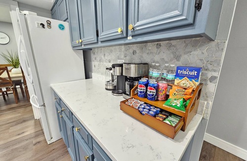 Gurnee House | Modern Oasis Near Six Flags & Naval Base!